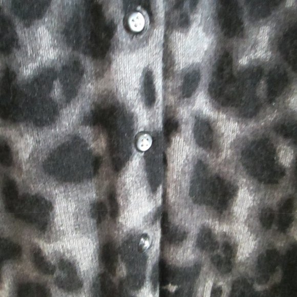 APT.9 $125 100% Cashmere Gray Animal Print Cardigan Sweater size Medium NWT - Picture 2 of 7